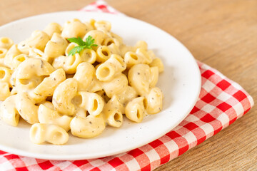macaroni and cheese with herbs