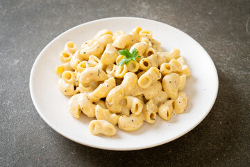 macaroni and cheese with herbs