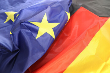 Symbolbild Deutsche und europäische Flagge