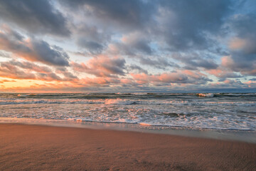 Fototapeta na wymiar sea at sunset with beautiful clouds