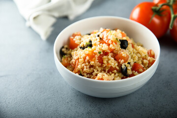 Warm bulgur salad with tomatoes and olives