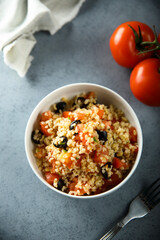 Warm bulgur salad with tomatoes and olives
