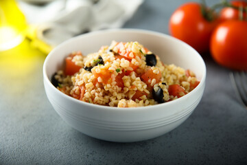 Warm bulgur salad with tomatoes and olives