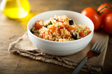 Warm bulgur salad with tomatoes and olives