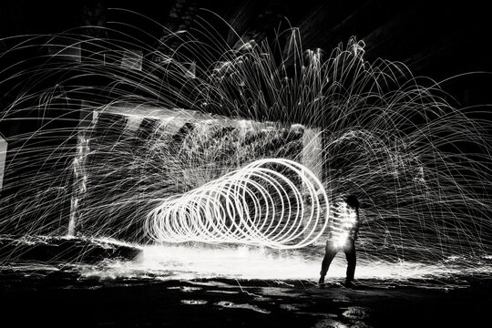 C&iacute;rculos de fuego con persona delante. Chispas en un t&uacute;nel