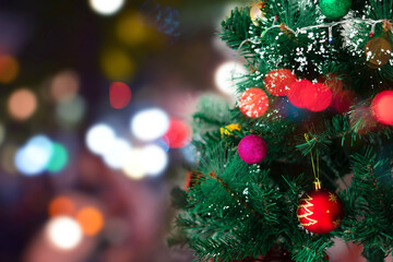 Fototapeta na wymiar The light bulb on the Christmas tree with beautiful bokeh background
