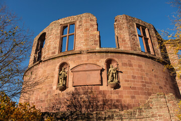 Teil einer Fassade bei der Schloßruine Heidelberg mit Statuen unter einem schönen blauen Himmel