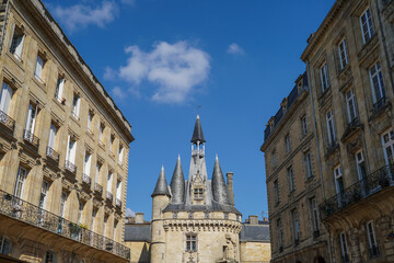 Porte Cailhau et bâtiments haussmanniens à Bordeaux