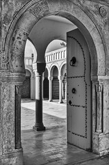 Tür zur Moschee in schwarz-weiss
