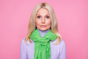 Photo portrait confident calm senior woman with blonde hair wearing casual clothes isolated on pastel pink color background