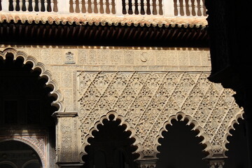 arcos de puertas de un patio en sevilla de arquitectura árabe andaluza