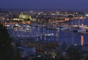 Fototapeta na wymiar las luces del Puerto de Palma de Mallorca con La Seu al fondo al anochecer 