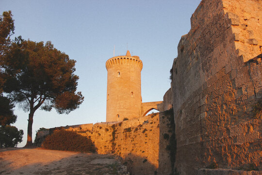 El sol ilumina el Castillo de Bellver durante el atardecer en un d&iacute;a soleado en Mallorca