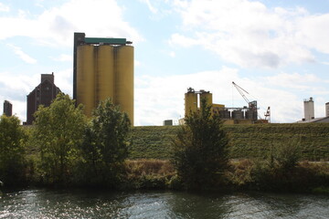 Fototapeta na wymiar Industriegebiet mit Silos am Datteln-Hamm-Kanal in Hamm, Nordrhein-Westfalen