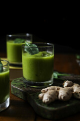 Obraz na płótnie Canvas Vegan spinach and ginger smoothie drink