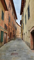 Fototapeta na wymiar Narrow street in the centre of Chiusi, Toscana, Italia.