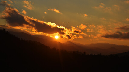 Abendrot über Berglandschaft und Hügelllandschaft bis zum Horizont, grau, orange in Niederösterreich, Österreich	

