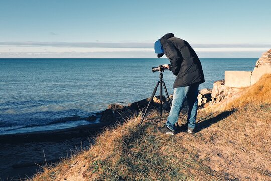 The photographer takes pictures of the seascape. Local tourism development. Tidewater Green.