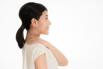 Obraz premium 肩に手を当てる笑顔の若い日本人女性