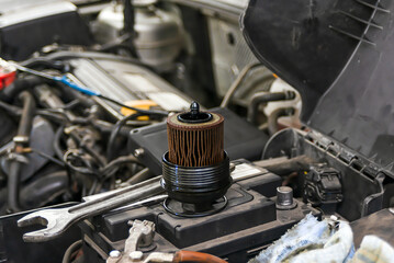 The fuel filter is on the battery from the car with a wrench.