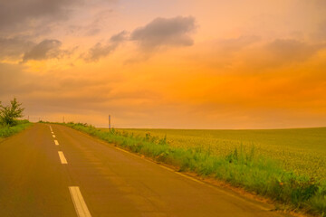 北海道の草原と夕景