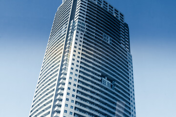 Fototapeta na wymiar 東京都港区のオフィスビルと青空