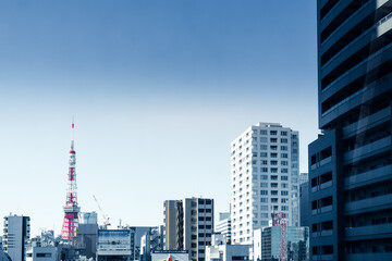 東京都港区のオフィスビルと青空