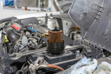 The fuel filter lies with a wrench on the battery under the hood of the car.