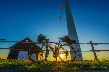 自転車と風力発電と夕景