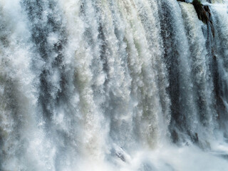 water flowing over rocks iguazu falls 