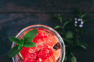 Salade de fruits frais pamplemousse sucré et menthe fraîche