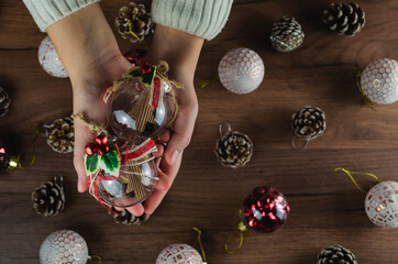 manos de mujer con adornos navide&ntilde;os 