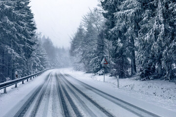 Obraz premium snowy road in winter forest