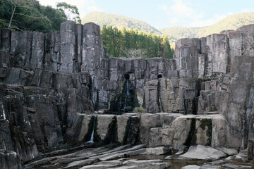 川をせき止める小さなダムと奥に見える山