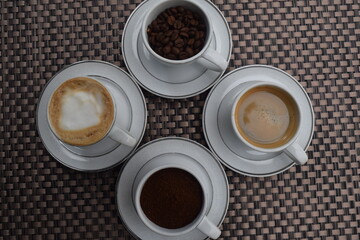 Café com leite, café espresso, grãos e pó de café