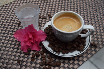 Café espresso e água com gás