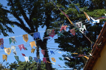 Fototapeta premium Festa junina e árvores, céu azul