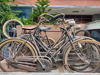 Old bicycle on top of the car
