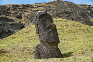 大地に埋まるモアイ像  / ラノ・ララク イースター島