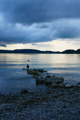 Dunkle Wolken über dem See, Bayern, Deutschland, Europa