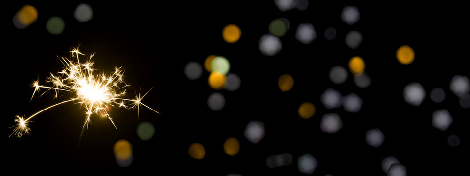 une allumé cierge magique montrant brillant des étincelles 24527397 Photo  de stock chez Vecteezy
