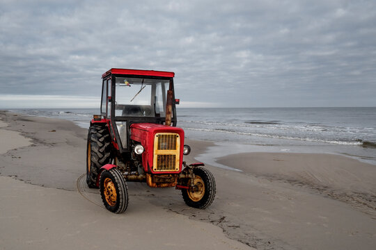 Stary traktor na plaży