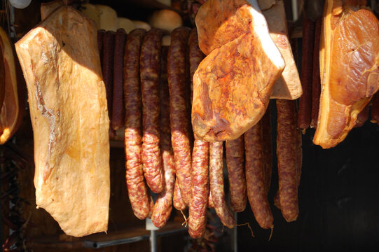 Puesto de venta de comida en un pueblo de Ruman&iacute;a. Jamones y embutidos.