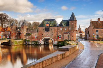 Obraz premium Amersfoort, Netherlands at the Koppelport at dawn.