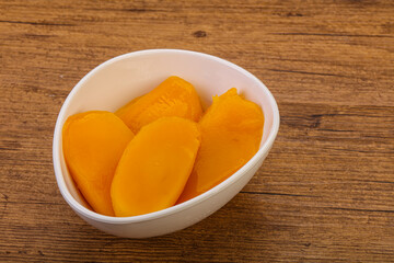 Sweet mango slices in syrop