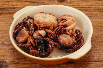 Grilled octopus in the bowl