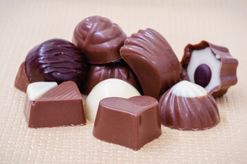 Bombones de chocolate blanco y negro