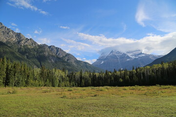 Fototapeta na wymiar Panorama with Mount Robson in the background, Canada