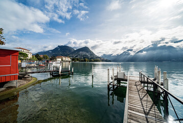 Seepromenade am Luganersee, Lake Lugano, Tessin, Schweiz. Monte Brè und die Stadt Lugano im Hintergrund. Tourismus, Reisen und Urlaub.
