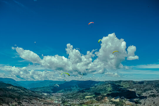 Parapentismo en el cielo azul con nubes y mota&ntilde;as deporte